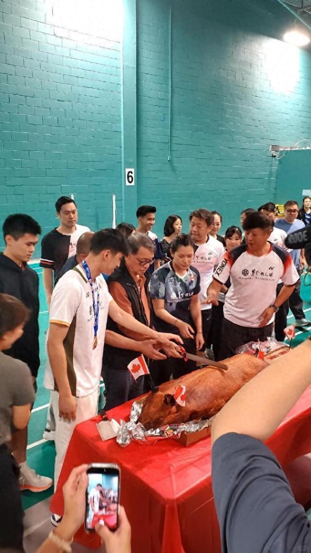 华体会APP-切乳猪！世锦赛季军赖浩俊回国受隆重欢迎 网友：系老广无疑了！